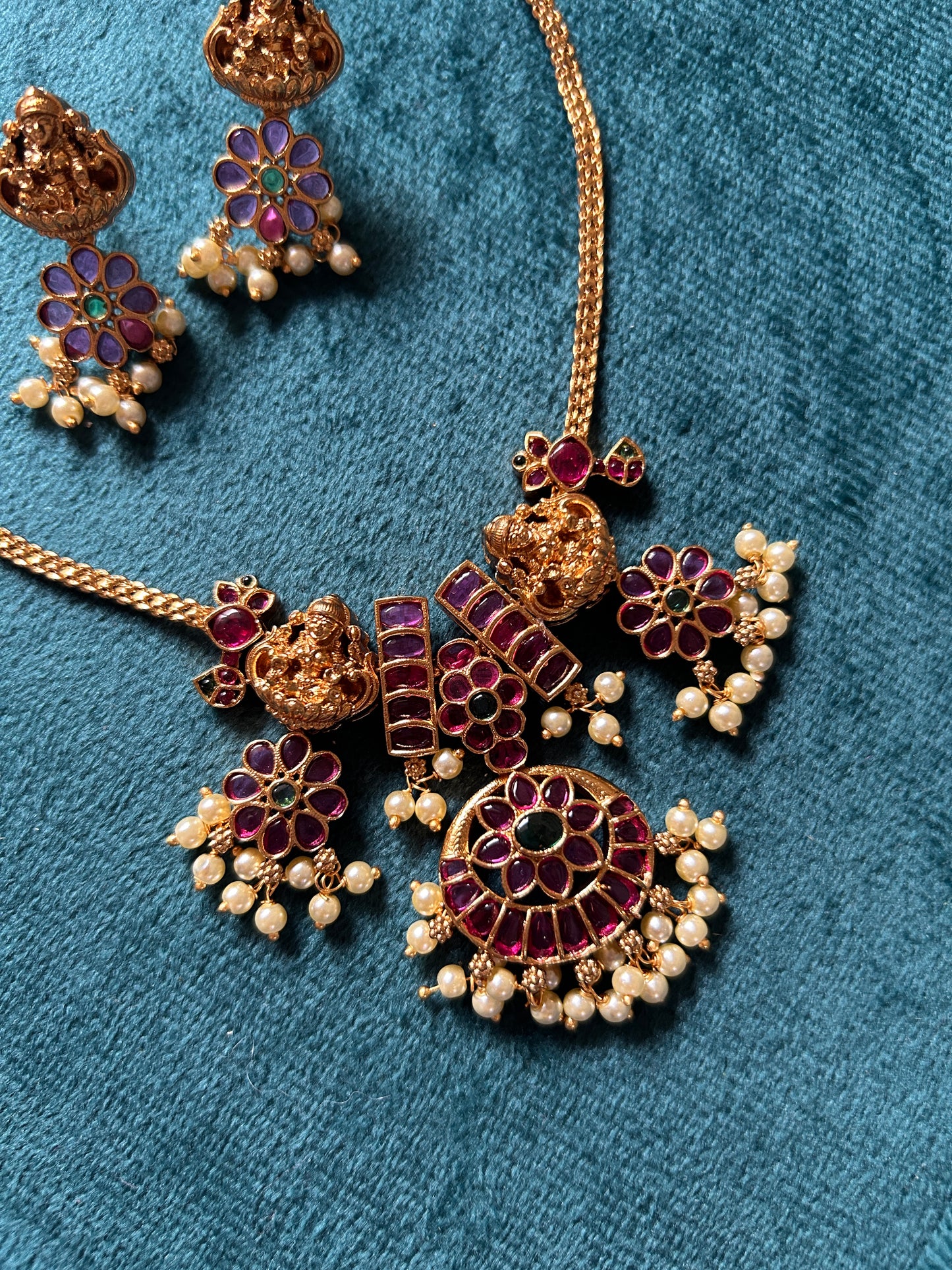 Lakshmi Pendant Pearl Short Necklace SN-006