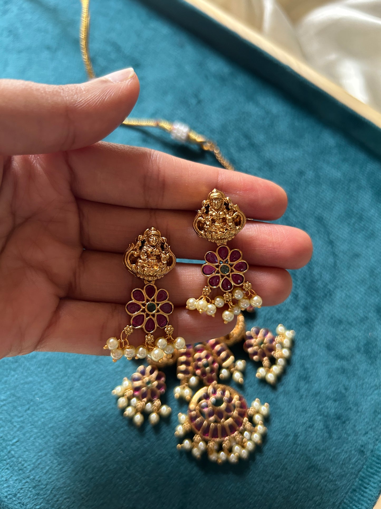 Lakshmi Pendant Pearl Short Necklace SN-006