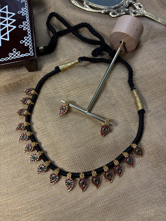 Black Thread Kemp Stone Mango Necklace SN025